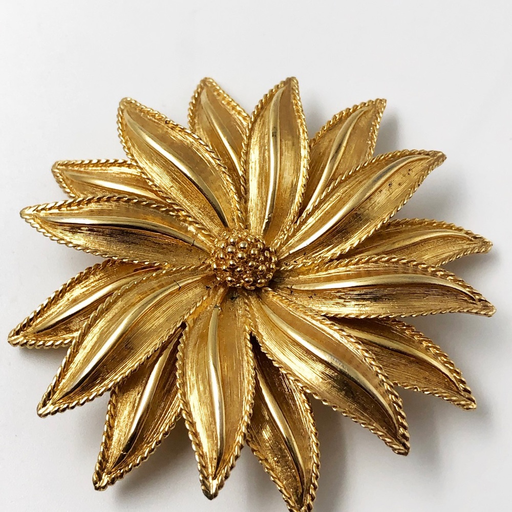 Lovely “D’orlan” Gold Tone Sunflower Brooch. In Excellent Vintage Condition